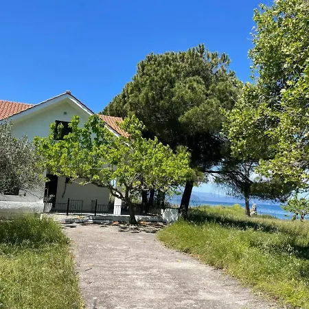 Вилла On The Beach Artemisio